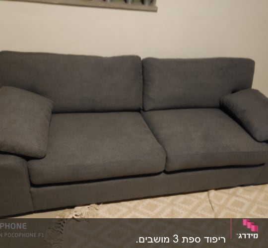ספה אפורה עם כריות מרופדות